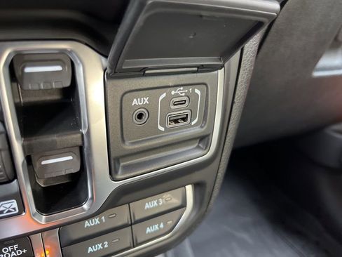 Used 2025 Jeep Gladiator Mojave w/ Convenience Group image 46