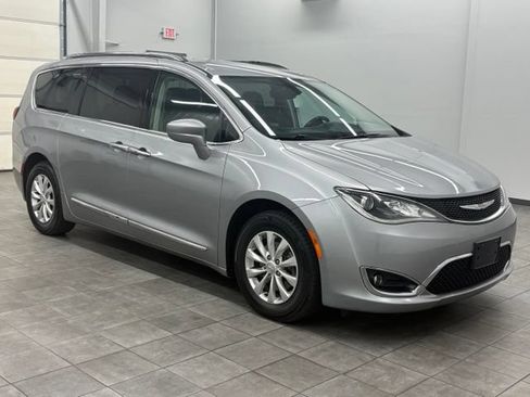 Used 2018 Chrysler Pacifica Touring-L FWD image 1