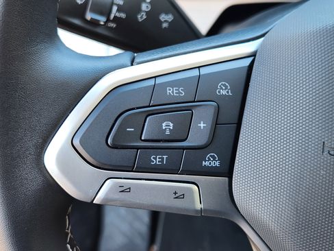 Certified 2025 Volkswagen Tiguan SE w/ Panoramic Sunroof Package image 22