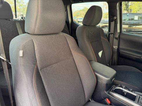 Used 2017 Toyota Tacoma TRD Off-Road image 44