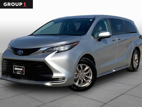 Used 2022 Toyota Sienna XLE FWD image 1