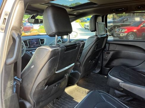 Used 2018 Chrysler Pacifica Limited FWD image 9