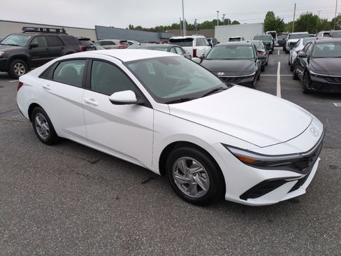 New 2026 Hyundai Elantra SE FWD image 1