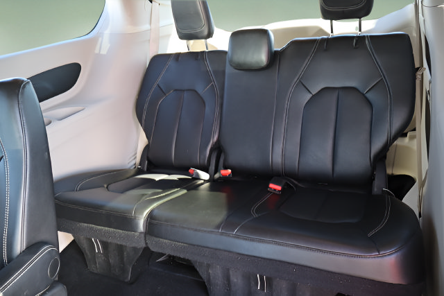 Used 2023 Chrysler Pacifica Touring-L FWD image 43