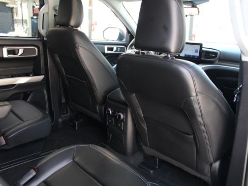 Used 2022 Ford Explorer XLT w/ Equipment Group 202A image 16