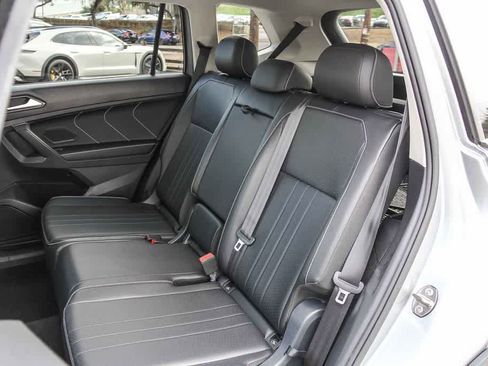 Used 2022 Volkswagen Tiguan SE w/ Panoramic Sunroof Package image 17