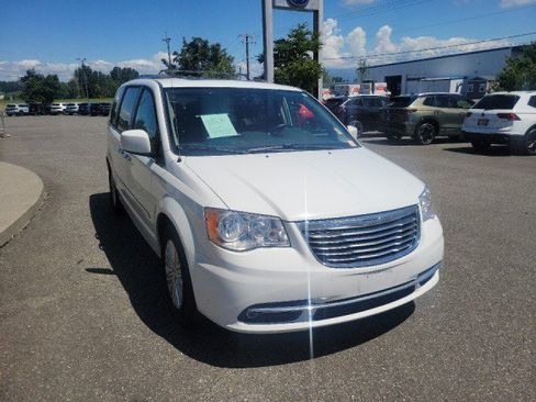 Used 2015 Chrysler Town & Country Limited FWD image 2