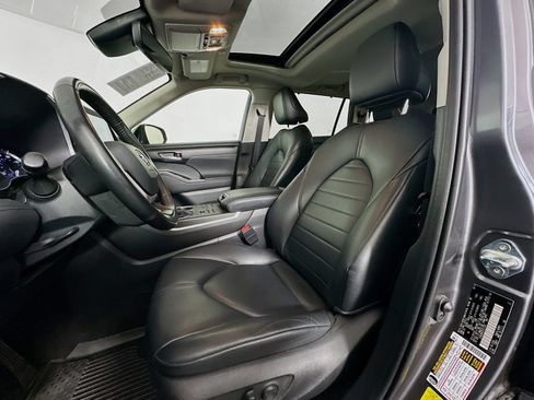 Used 2023 Toyota Highlander XLE AWD/4WD image 21