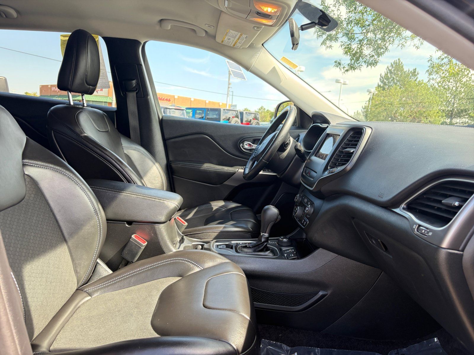 Used 2019 Jeep Cherokee Latitude Plus w/ Cold Weather Group AWD/4WD image 31