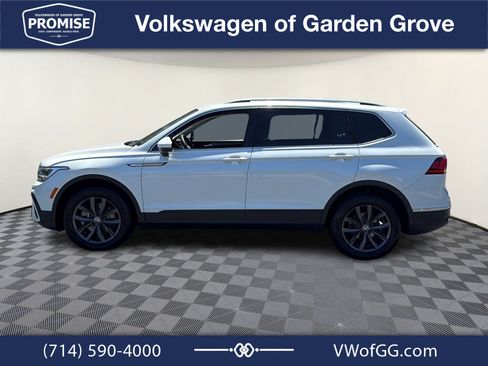 Used 2023 Volkswagen Tiguan SE w/ Panoramic Sunroof Package FWD image 5