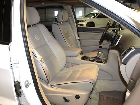Certified 2017 Jeep Grand Cherokee Overland w/ Jeep Active Safety Group AWD/4WD image 31