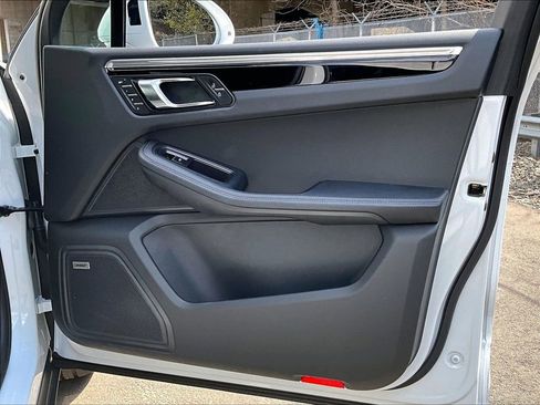 Used 2025 Porsche Macan image 29