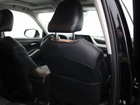 Used 2021 Toyota Highlander XLE image 27