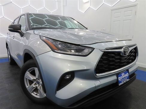 Used 2025 Toyota Highlander LE FWD image 3