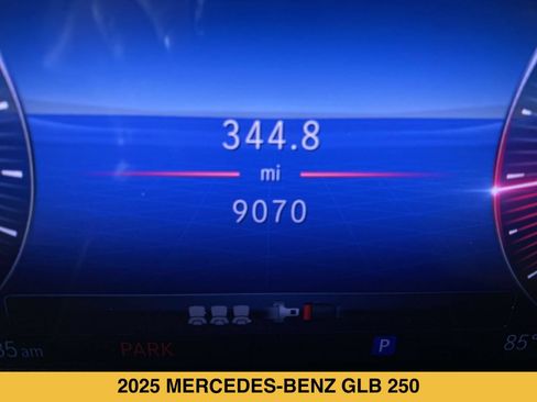 Used 2025 Mercedes-Benz GLB 250 4MATIC image 4
