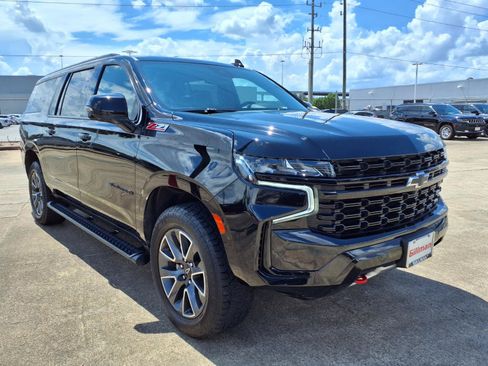Used 2023 Chevrolet Suburban Z71 w/ Luxury Package AWD/4WD image 2