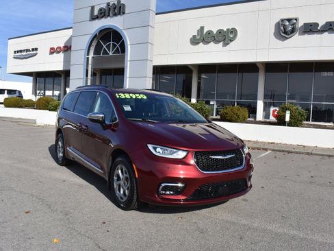 Used 2023 Chrysler Pacifica Limited w/ Trailer Tow Group image 1