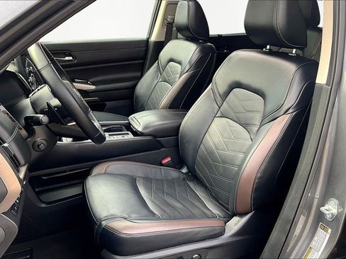 Used 2024 Nissan Pathfinder Platinum w/ Cargo Package image 25