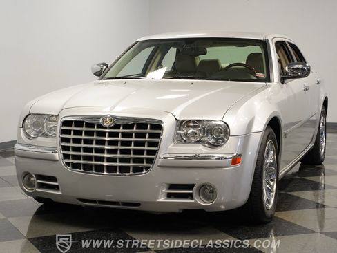 Used 2005 Chrysler 300 C w/ Navigation & Sound Group II image 18