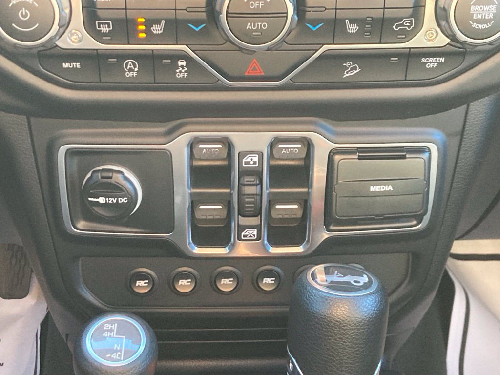 Used 2018 Jeep Wrangler Unlimited Sahara AWD/4WD image 15