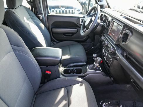 Used 2023 Jeep Gladiator Sport image 15