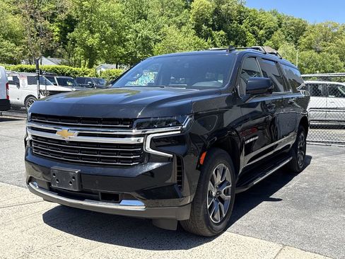 Used 2024 Chevrolet Suburban LT w/ Luxury Package AWD/4WD image 3