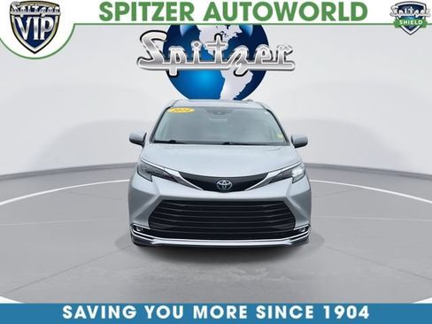 Used 2024 Toyota Sienna XLE FWD image 3