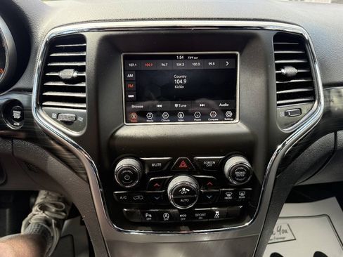 Used 2019 Jeep Grand Cherokee Laredo AWD/4WD image 14