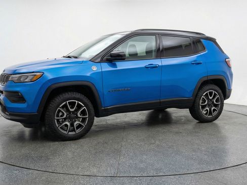 Used 2025 Jeep Compass Trailhawk AWD/4WD image 3