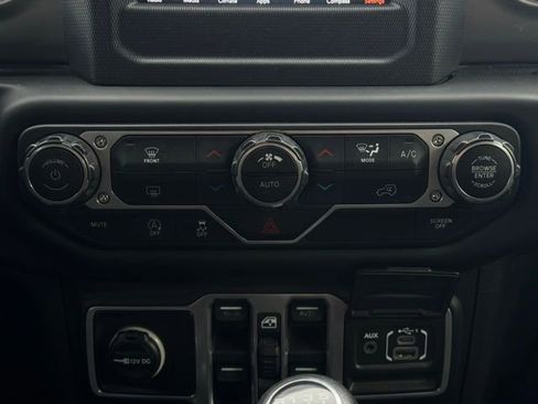 Used 2018 Jeep Wrangler Unlimited Sahara image 36