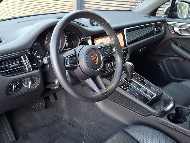Certified 2024 Porsche Macan S AWD/4WD image 4
