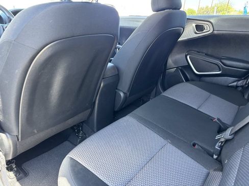 Used 2025 Kia Soul LX w/ LX Technology Package FWD image 15