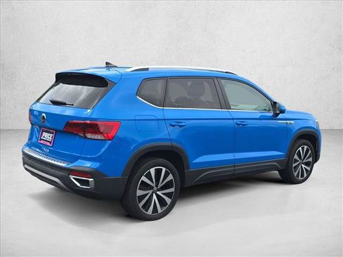 Used 2023 Volkswagen Taos SE w/ Panoramic Sunroof Package FWD image 5