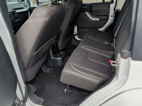 Used 2017 Jeep Wrangler Unlimited Sahara image 30