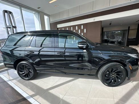 New 2026 Lincoln Navigator Reserve w/ Jet Appearance Package image 2