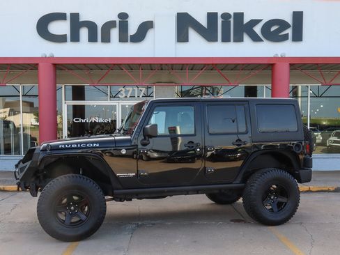 Used 2018 Jeep Wrangler Unlimited Rubicon w/ Connectivity Group AWD/4WD image 1