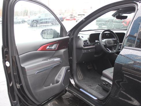 Used 2024 Chevrolet Traverse Z71 w/ Enhanced Driving Package AWD/4WD image 10