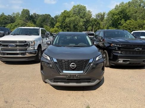 Used 2023 Nissan Rogue S AWD/4WD image 2