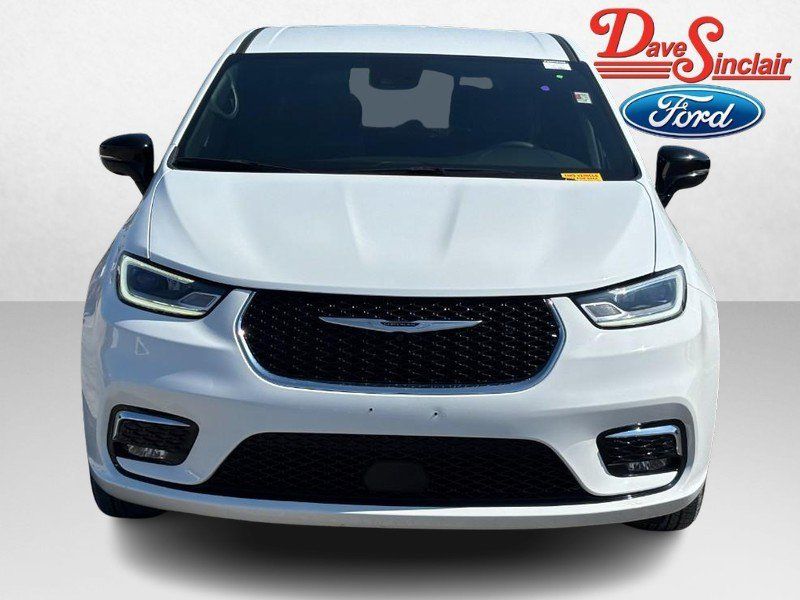 Used 2025 Chrysler Pacifica Select FWD image 2