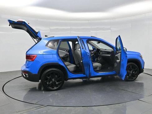 Used 2023 Volkswagen Taos SE w/ Panoramic Sunroof Package FWD image 4