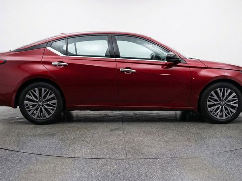Used 2025 Nissan Altima 2.5 SV image 11
