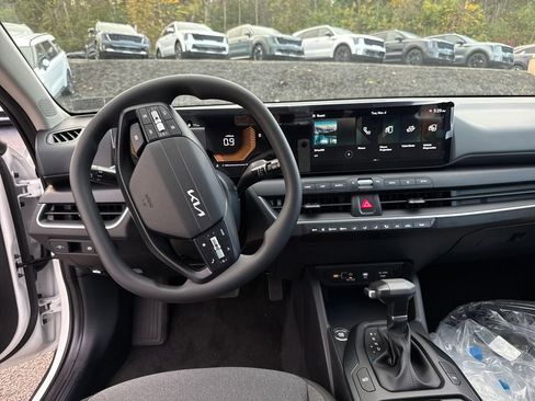 New 2025 Kia K4 LXS image 12
