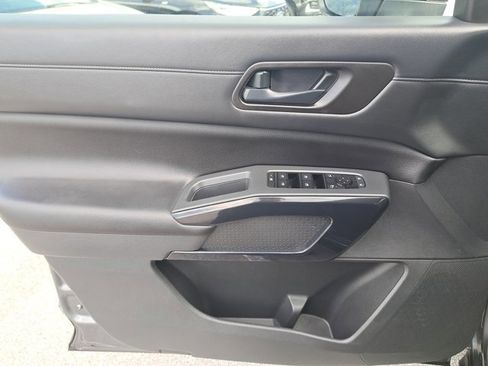 Used 2023 Nissan Pathfinder S image 21