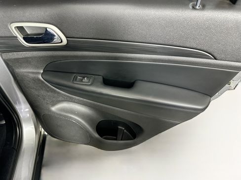 Used 2021 Jeep Grand Cherokee Laredo image 27