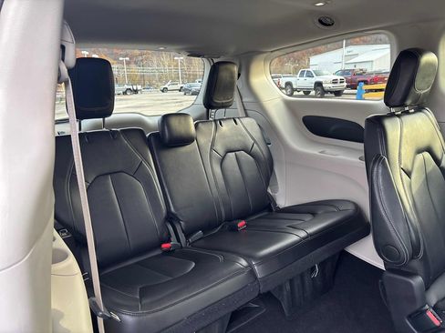 Used 2024 Chrysler Pacifica Touring-L image 52