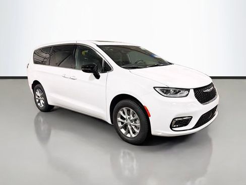 New 2026 Chrysler Pacifica Select image 3