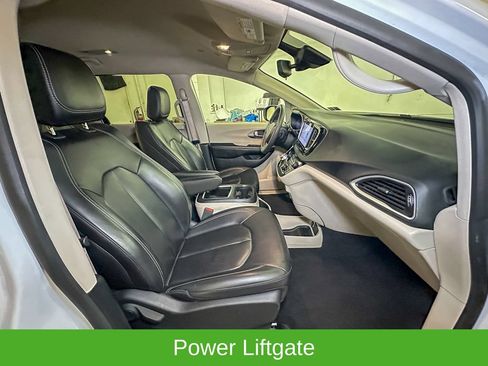 Used 2023 Chrysler Pacifica Touring-L FWD image 7
