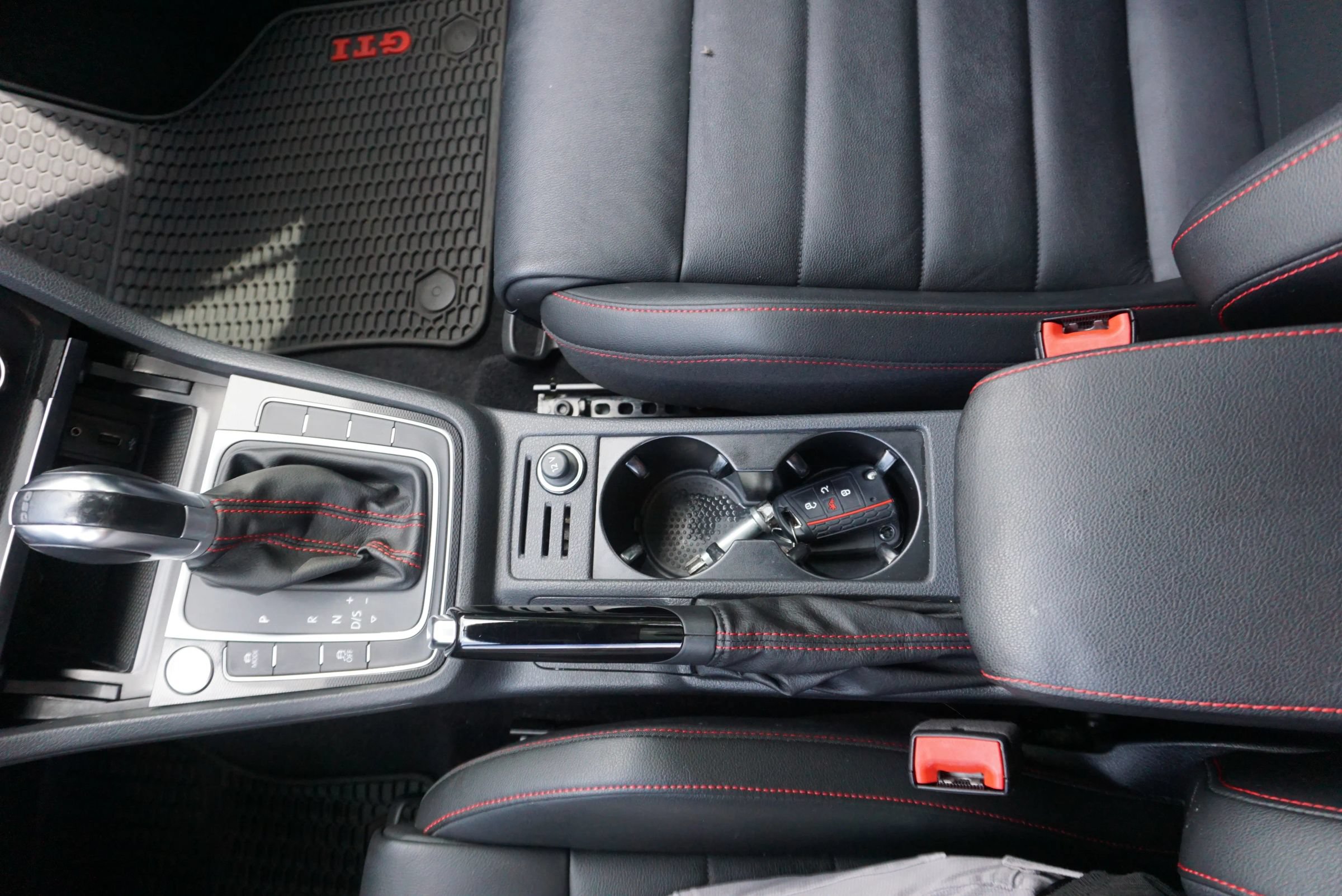 Used 2017 Volkswagen GTI SE FWD image 40