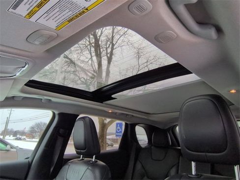 Used 2020 Jeep Cherokee Limited image 22