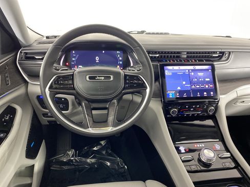 Used 2022 Jeep Grand Cherokee Overland w/ Luxury Tech Group IV image 21